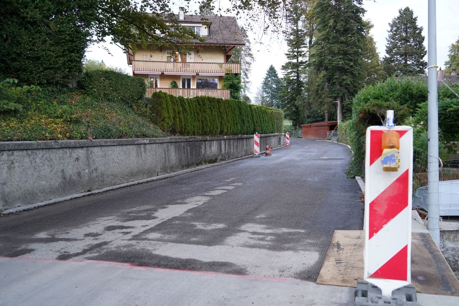 An der Seestrasse im Bereich der Liegenschaft Nr. 88a laufen bereits Vorbereitungen für die Bauarbeiten. Foto: horw.media